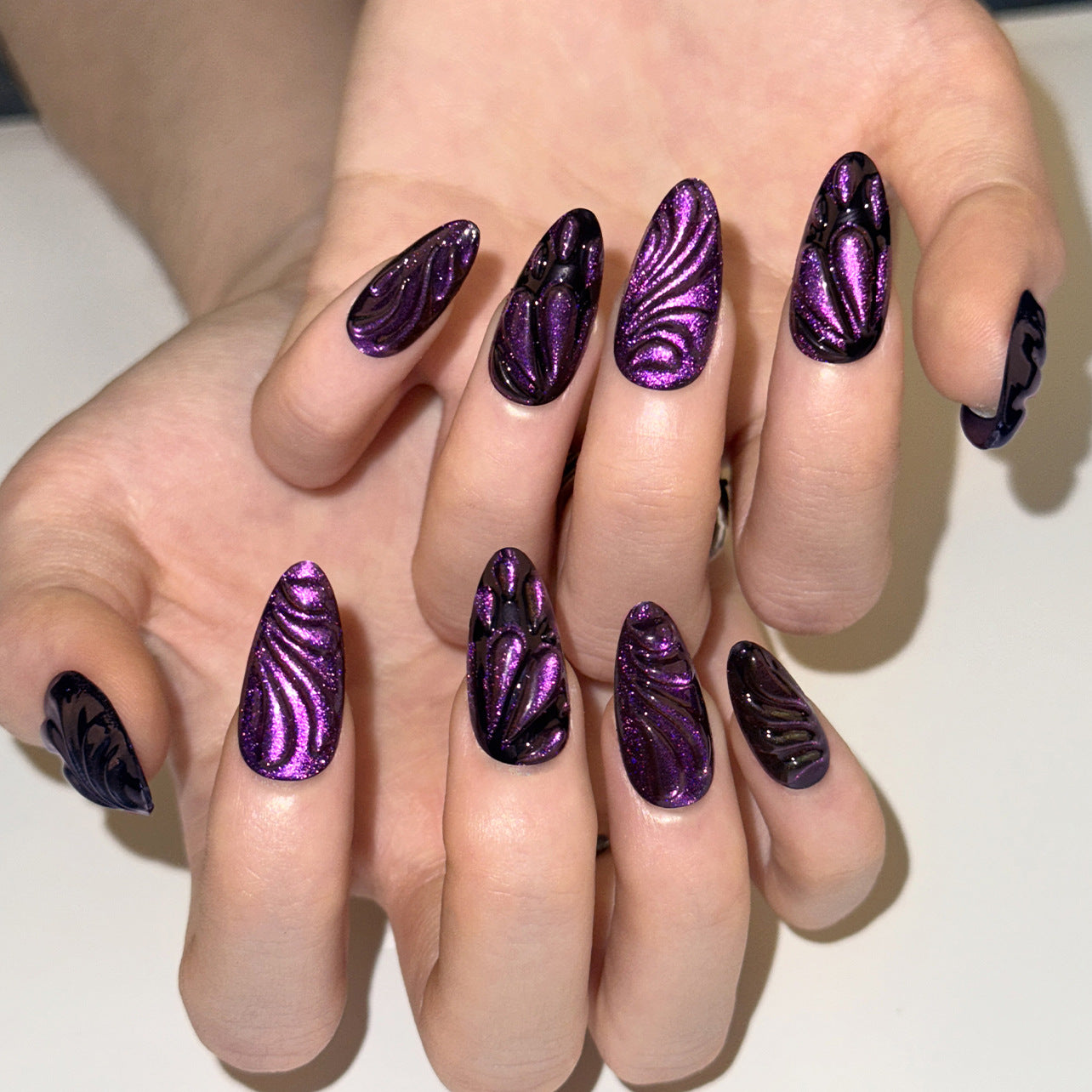 Manicura corta, dulce y fresca, en negro y morado, con forma de almendra, mariposa 3D, gota de agua, estilo ojo de gato (365nails)