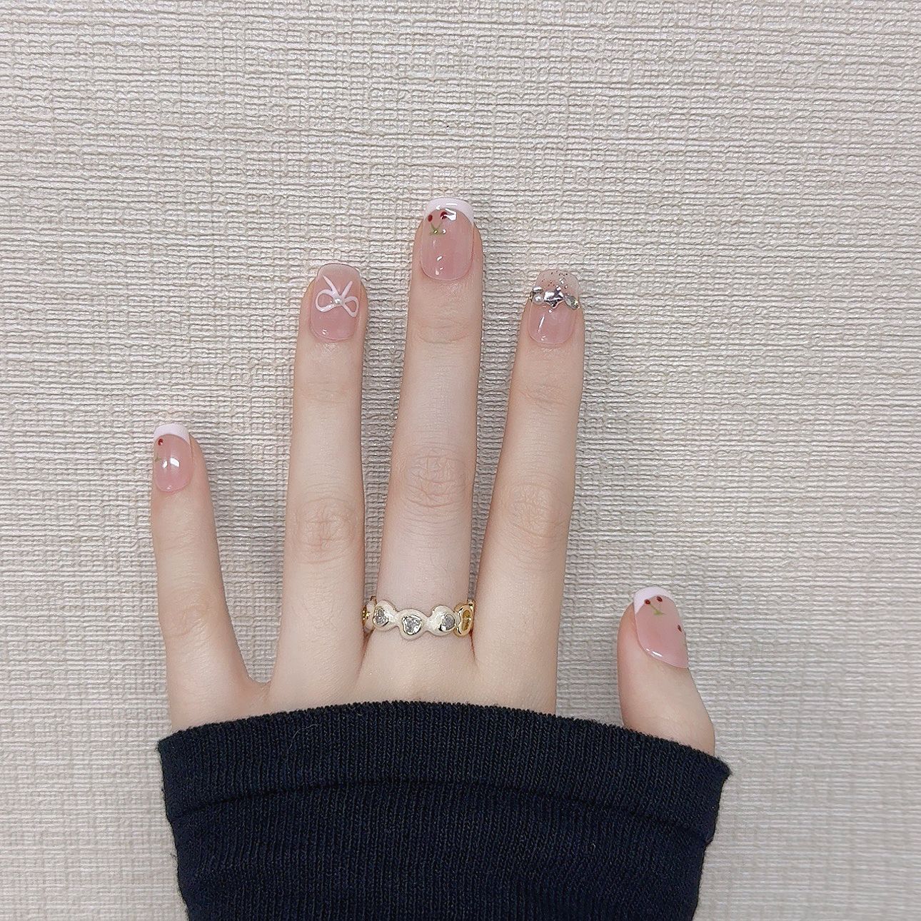 365nails: "체리 크림" – 수제 손그림 과일 & 리본 프렌치 팁 네일
