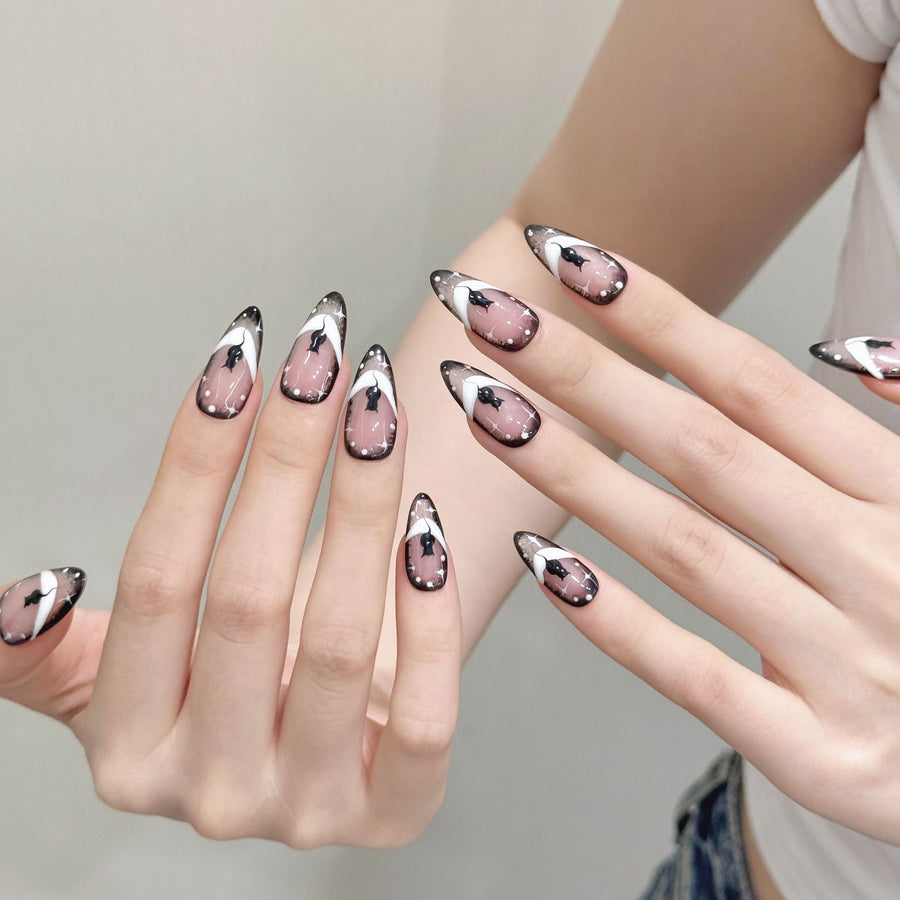 Ongles press-on minimalistes chic motif chat noir au clair de lune