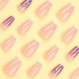 Novas unhas postiças francesas nude com bordas brancas e glitter roxo colorido, lantejoulas, atacado de unhas de balé｜365nails