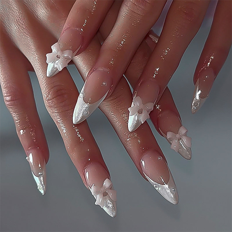 Pieza de arte francés en blanco con un lazo blanco tridimensional simple, uñas almendradas medianas y largas｜365nails