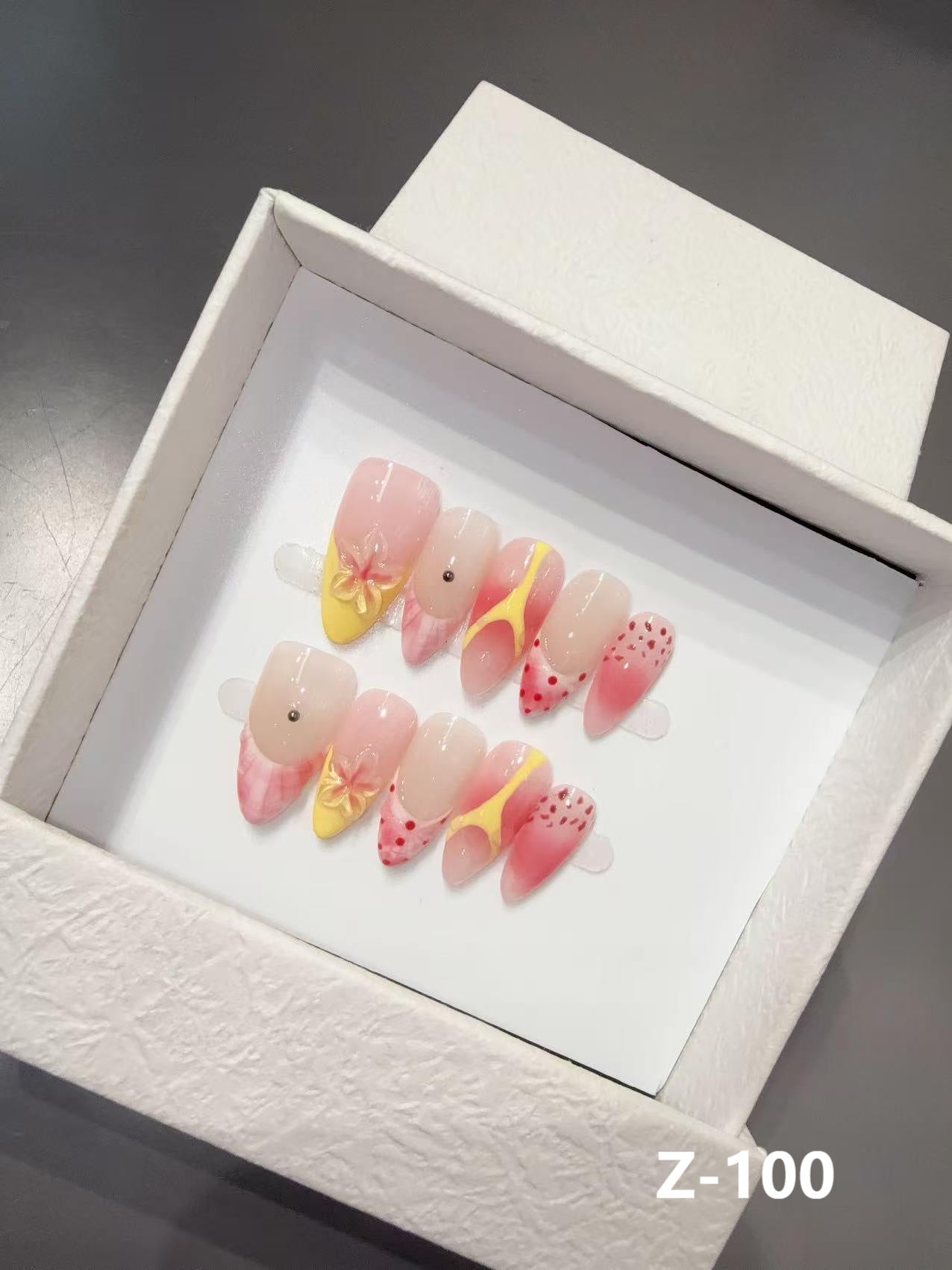 365nails: "Strawberry Milk" – ongles press-on forme amande 3D, motifs cartoon, faits main