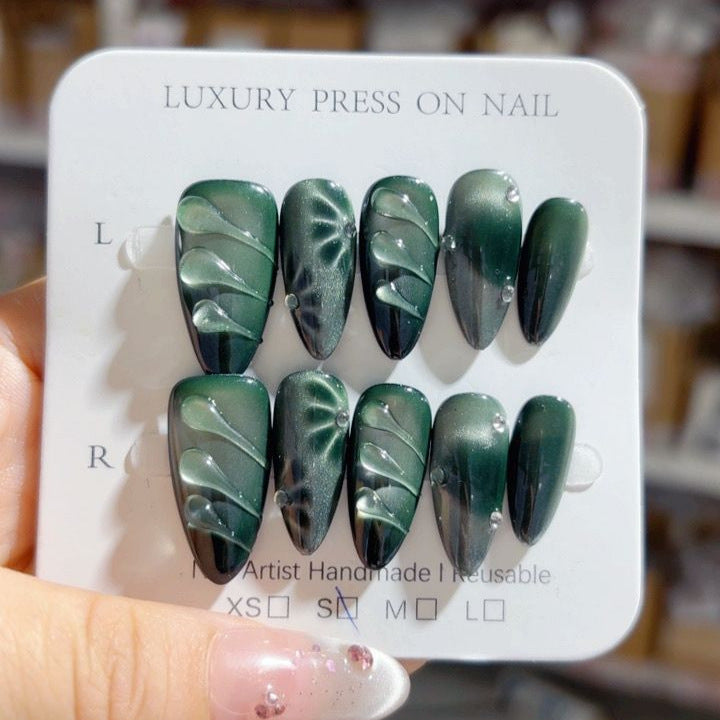 Sussurro Esmeralda: "Cat Eye Bloom" – Unhas Postiças Amendoada