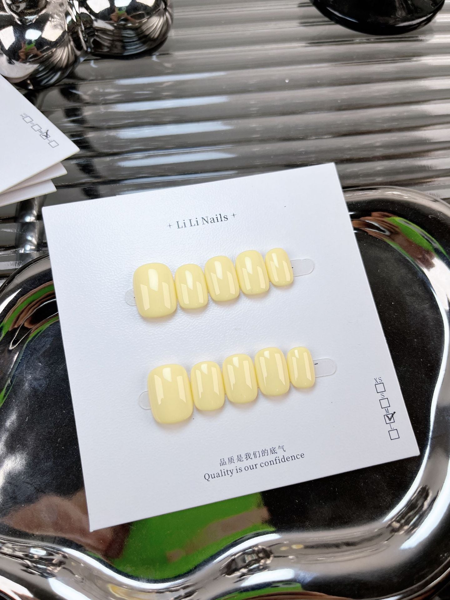 Les essentiels unis — forme ronde courte, mignons — ongles press-on faits main