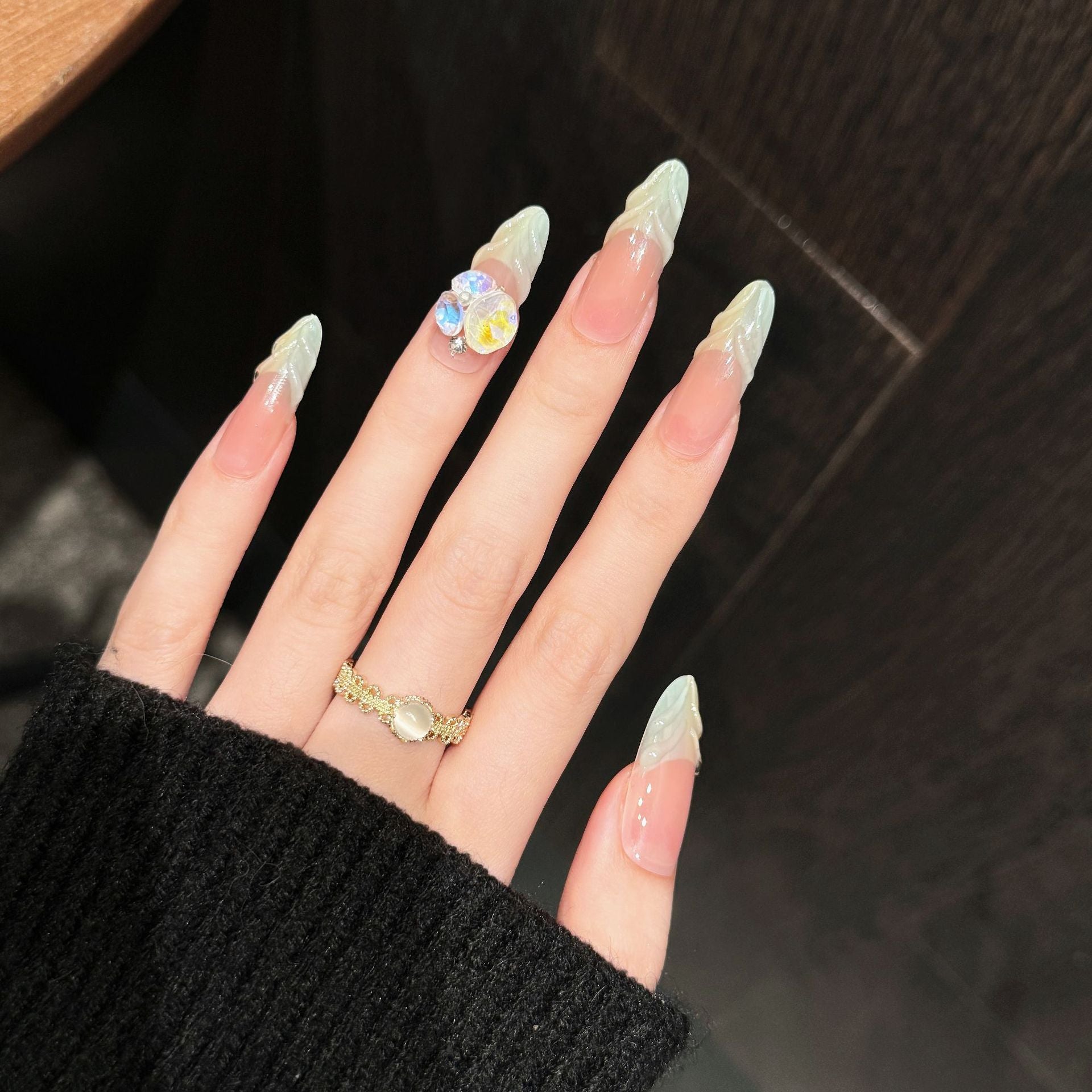 365nails: "Opal Bloom" – Uñas Almendradas Hechas a Mano con Cristal 3D y Punta Francesa Iridiscente