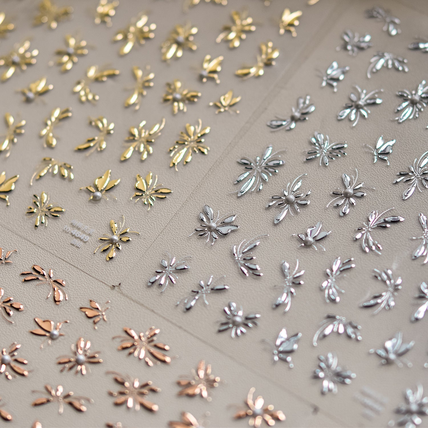 365nails: "金屬花卉與蝴蝶搭配珍珠" – 美甲貼紙
