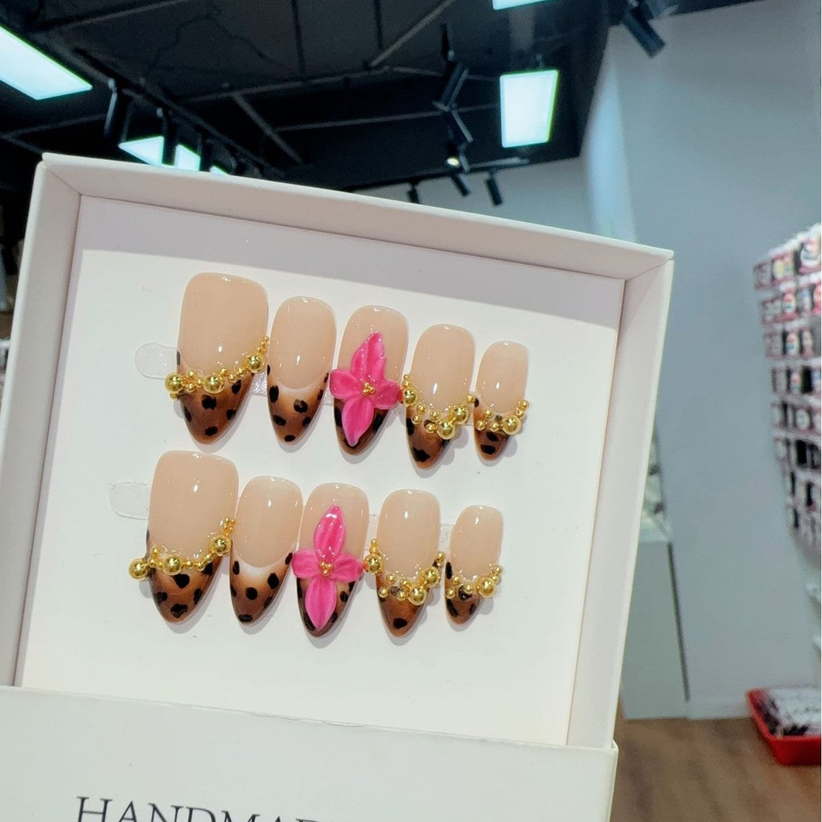 365nails: "Candy Chains" – 3D 나비 & 체인 수제 아몬드형 네일