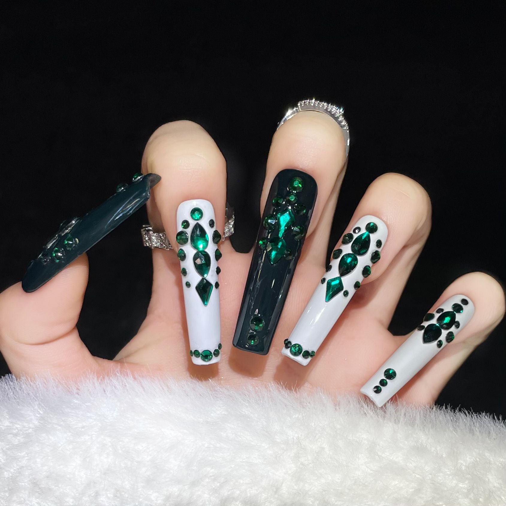 Uñas hechas a mano con destellos explosivos de esmeralda, largas y brillantes, de diamante, de la industria pesada, fuente de arte de uñas con diamantes | 365nails