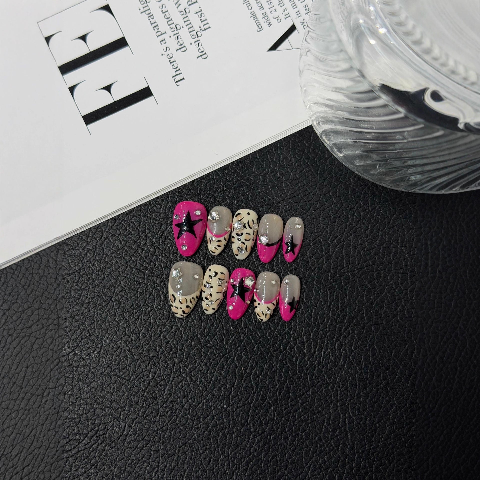 365nails : « Léopard rose » — ongles press-on forme amande faits main, imprimé léopard et strass