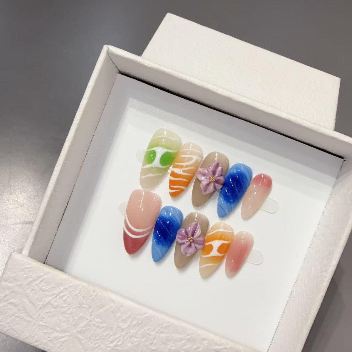 365nails: "Rainbow Swirl" – 3D 추상 수제 아몬드형 네일