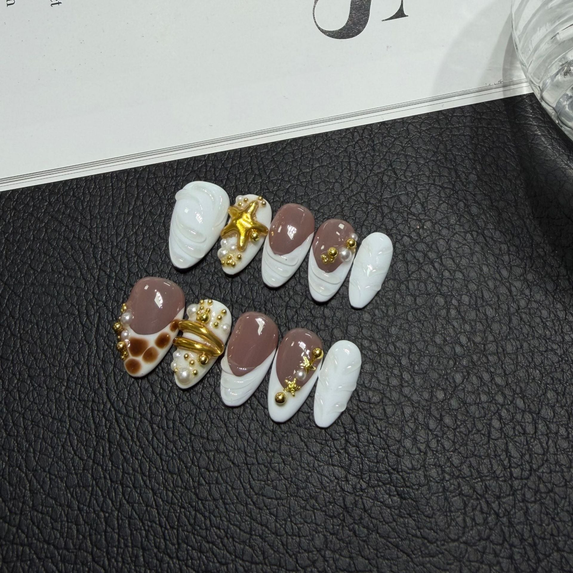 365nails : Moka doré — ongles forme amande, faits main, glaçage 3D