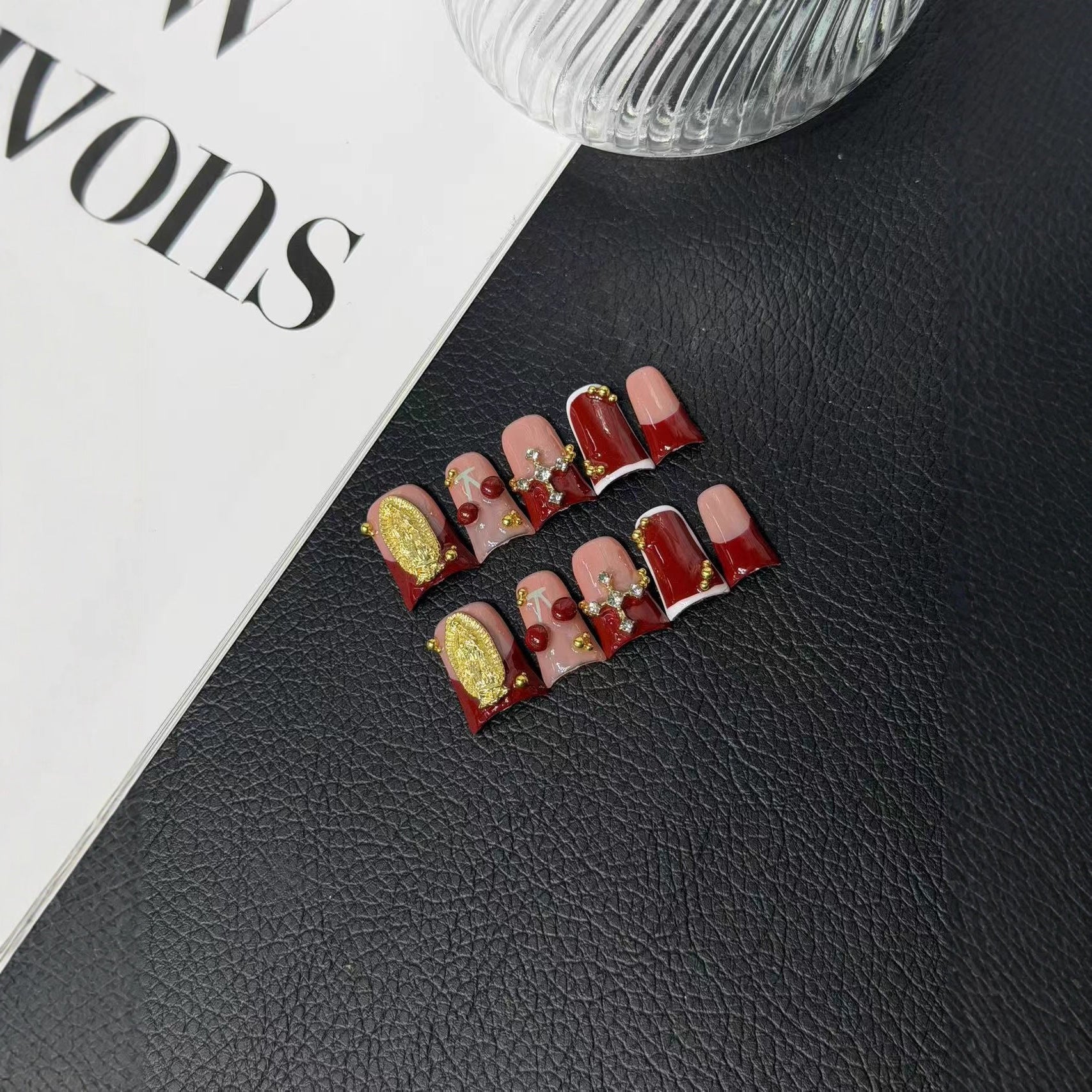 365nails: "Ruby Crown" – 3D 크리스탈 수제 아몬드형 네일