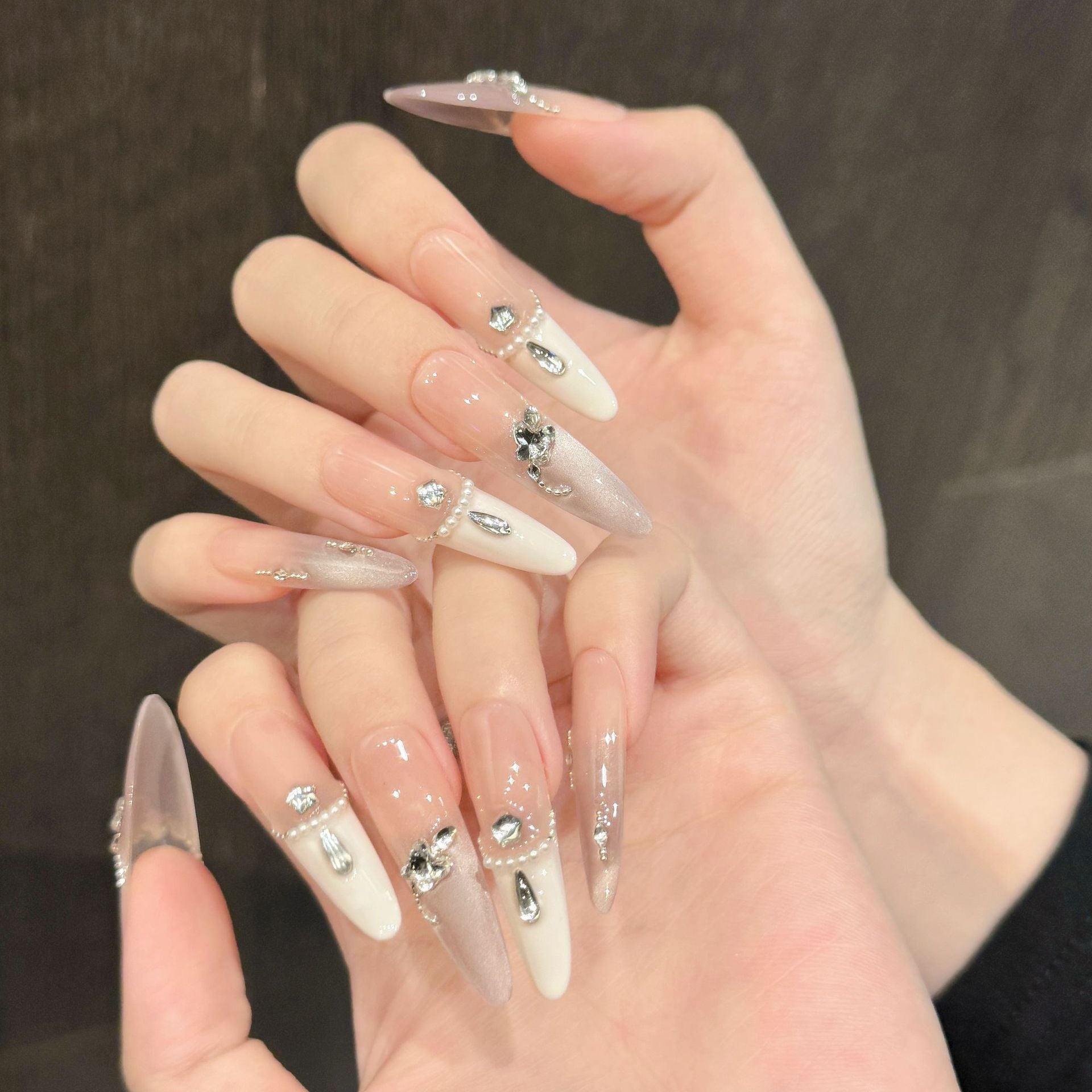 365nails: "문라잇 위스퍼" – 3D 크리스탈 & 진주 수제 스틸레토형 네일