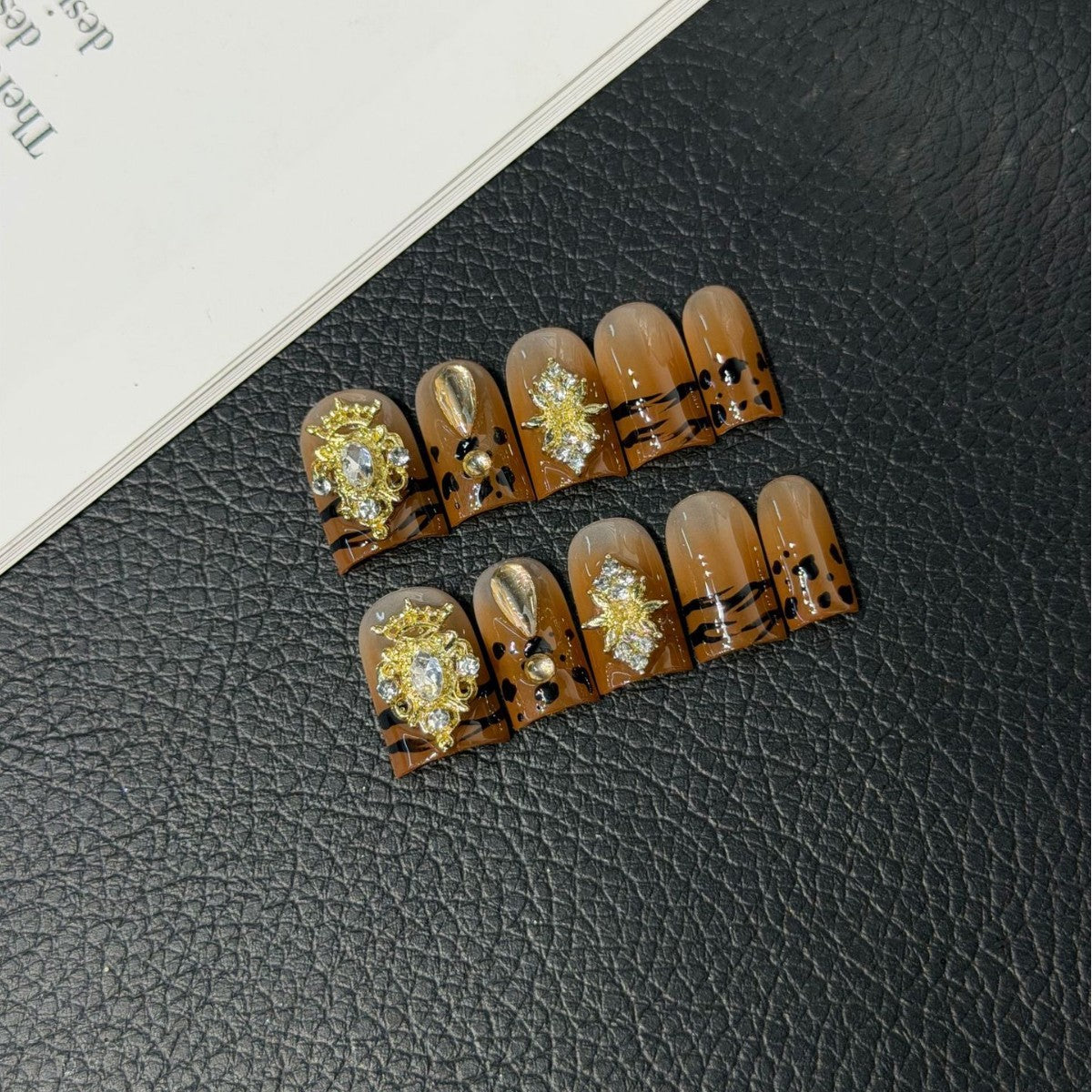 365nails: 골든 아워 – 3D 라인스톤 & 타이거 스트라이프 수제 코핀형 네일