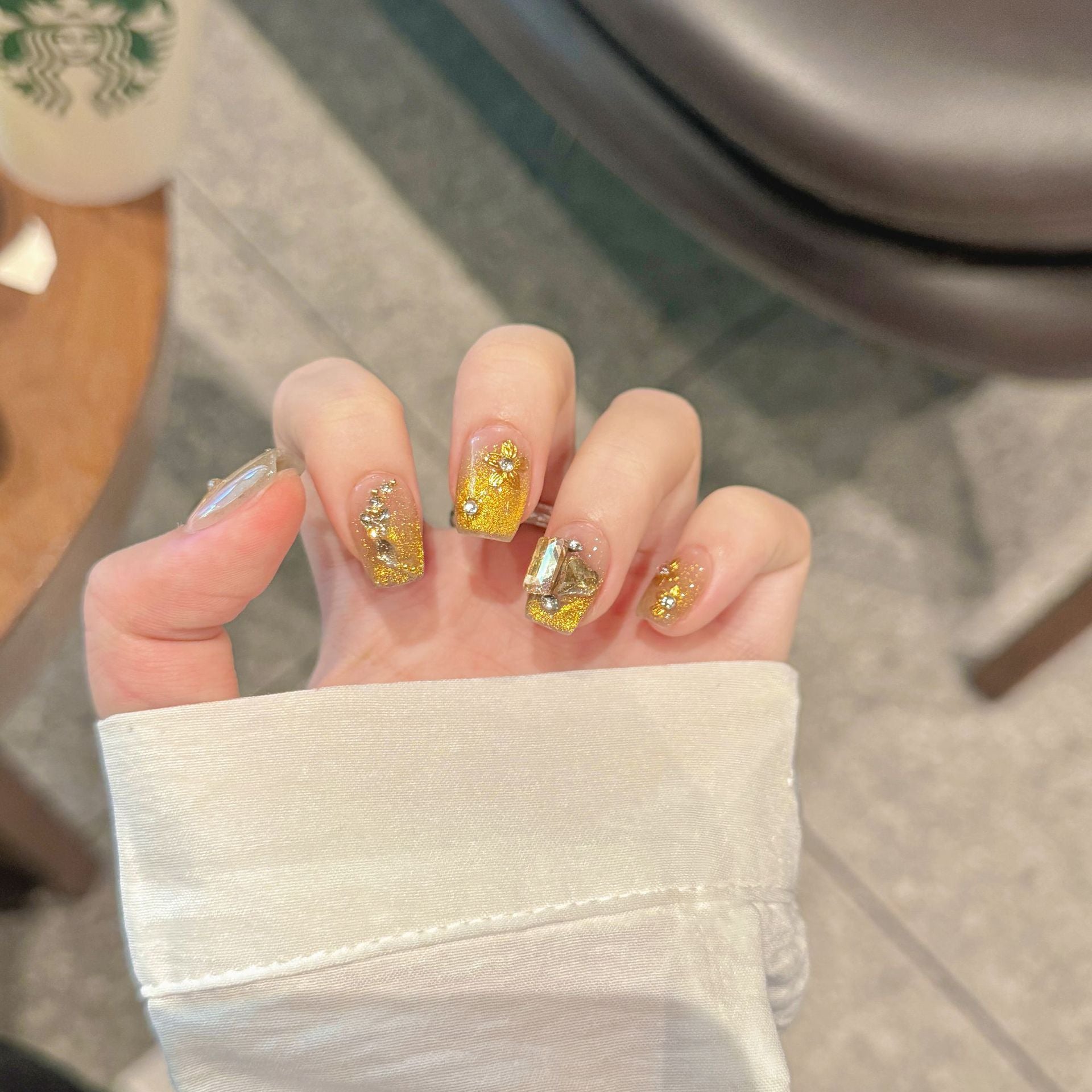 365nails: "Golden Elegance" – 3D 플로럴 캣아이 수제 아몬드형 네일