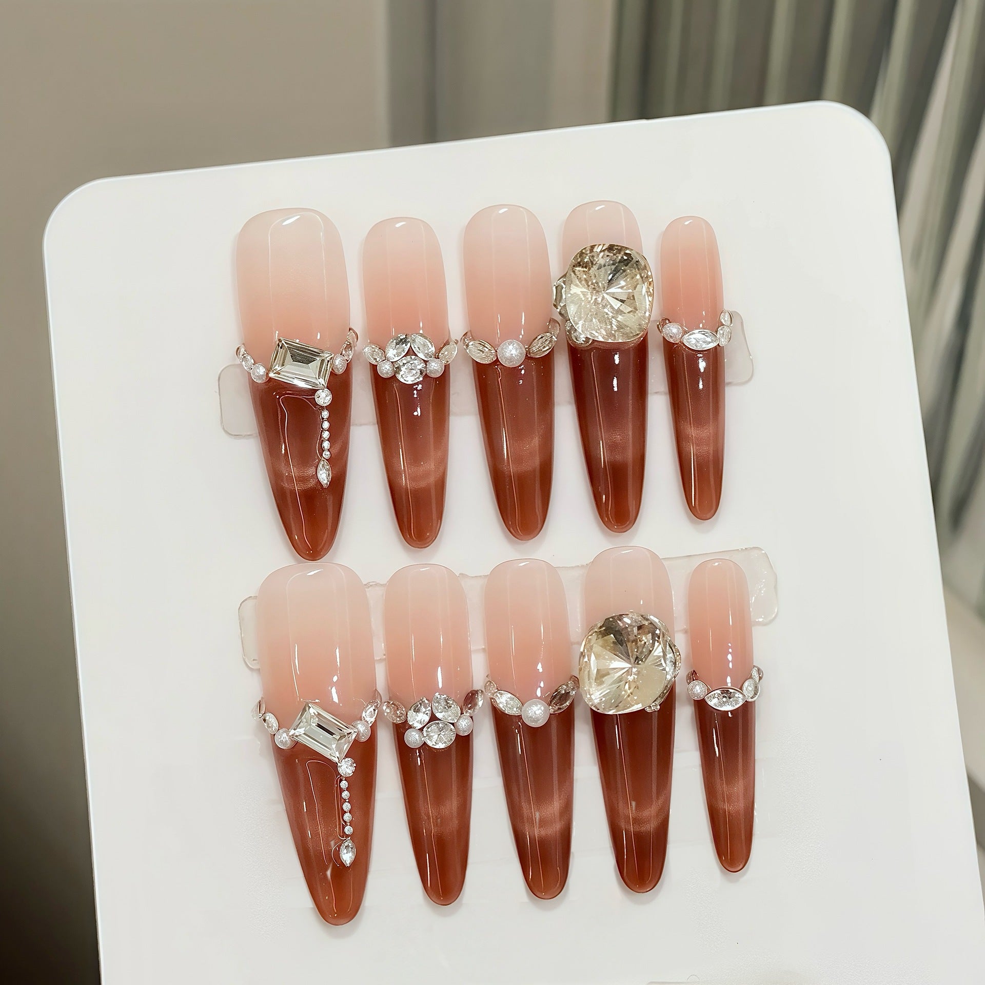 365nails: "Autumn Blush" – Unhas Coffin Degradê Olho de Gato Artesanais com Detalhes de Cristal