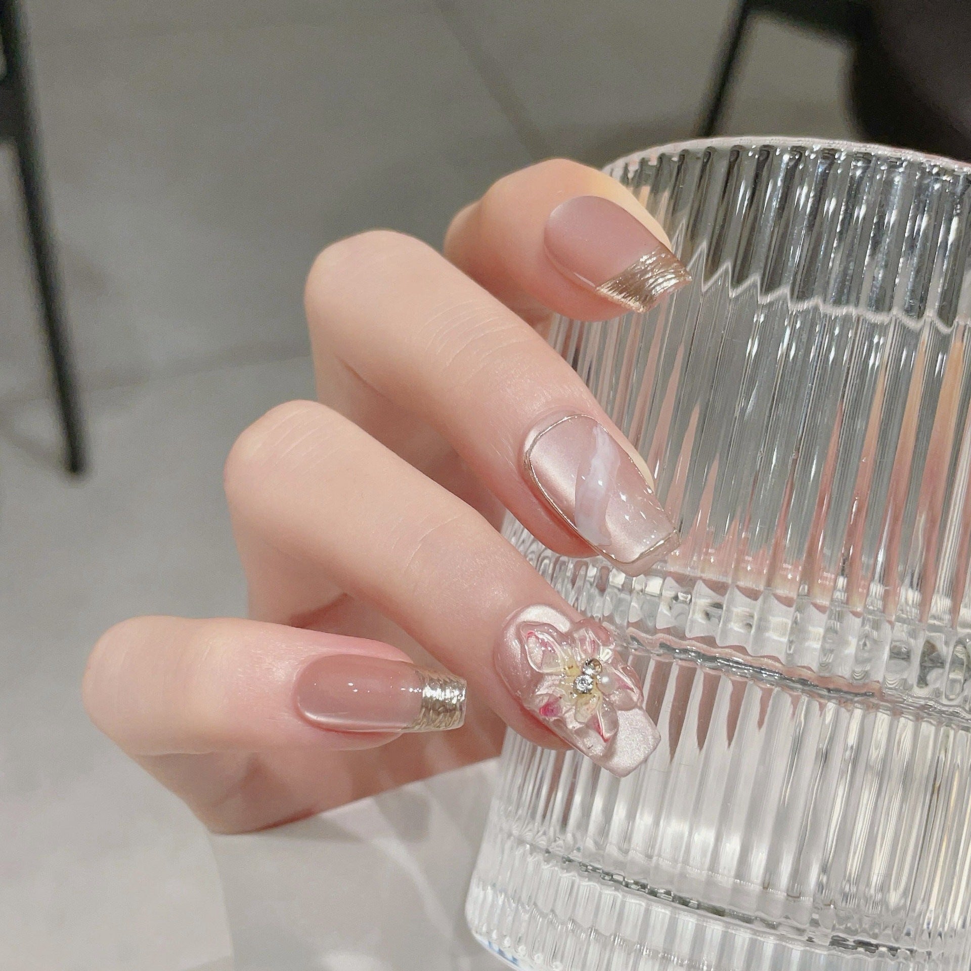 Murmure floral — Rêve de lys rose poudré — Ongles press-on mi-longs, forme carrée, effet œil de chat
