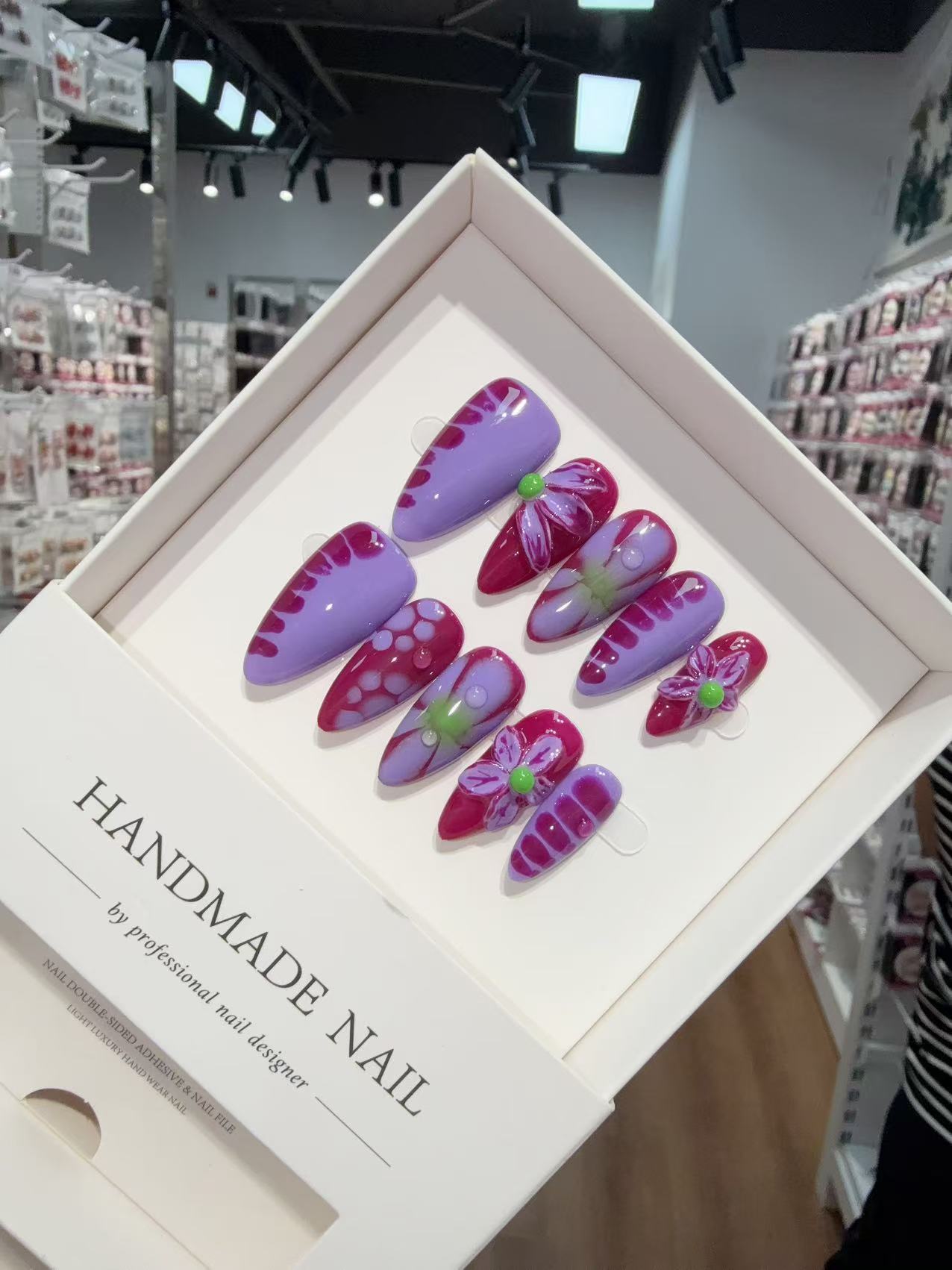 365nails: "라일락 블룸" – 3D 플라워 수제 아몬드형 네일