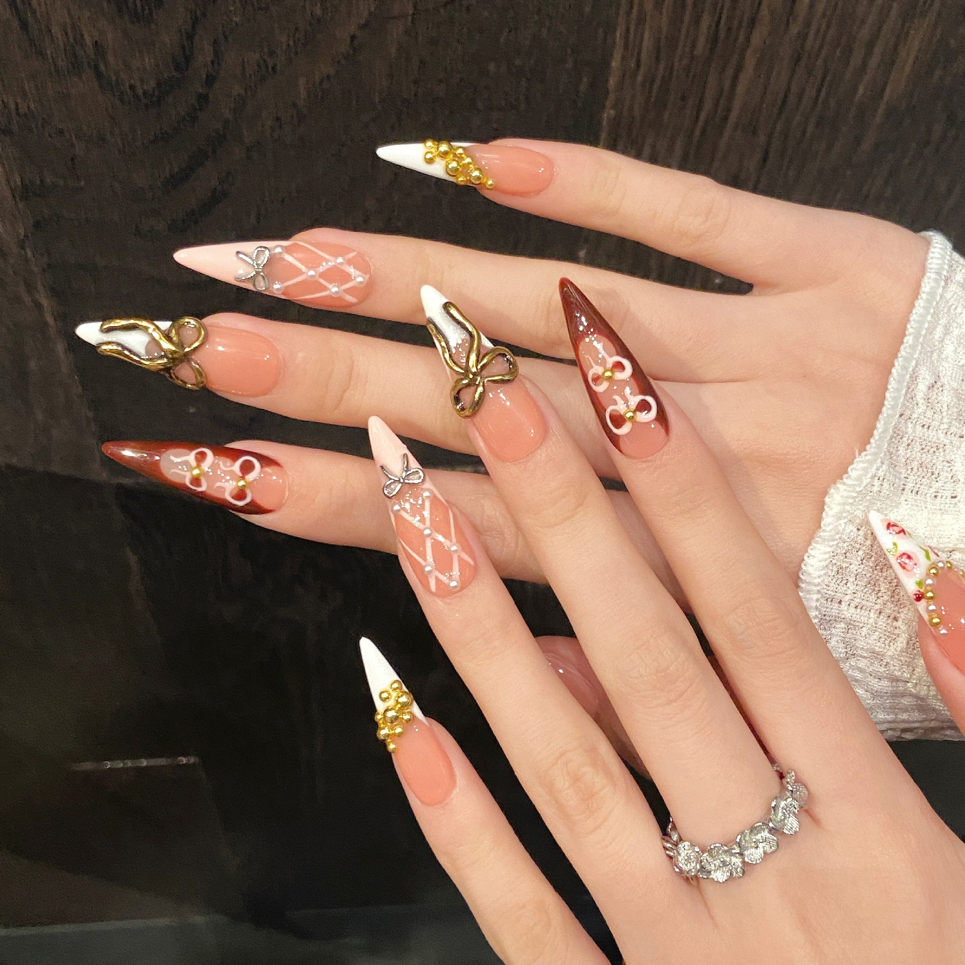 365nails: "카라멜 판타지" – 3D 리본 & 크리스탈 수제 스틸레토형 네일