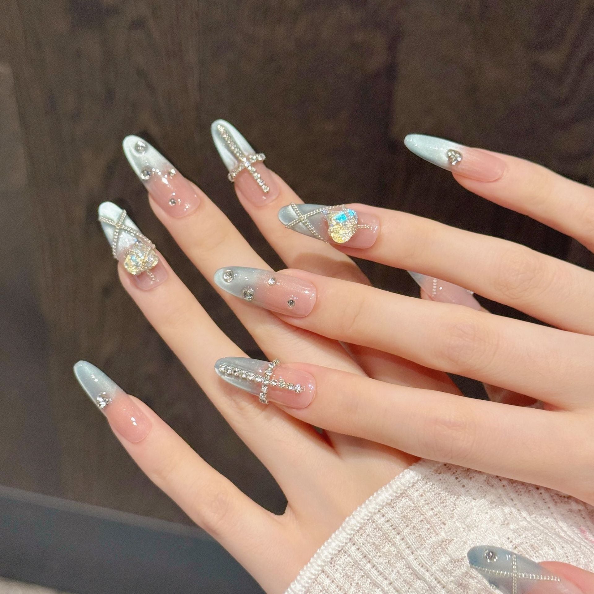 365nails: 「空靈低語」—3D 蝴蝶結與水晶 手工製 杏仁形 甲片