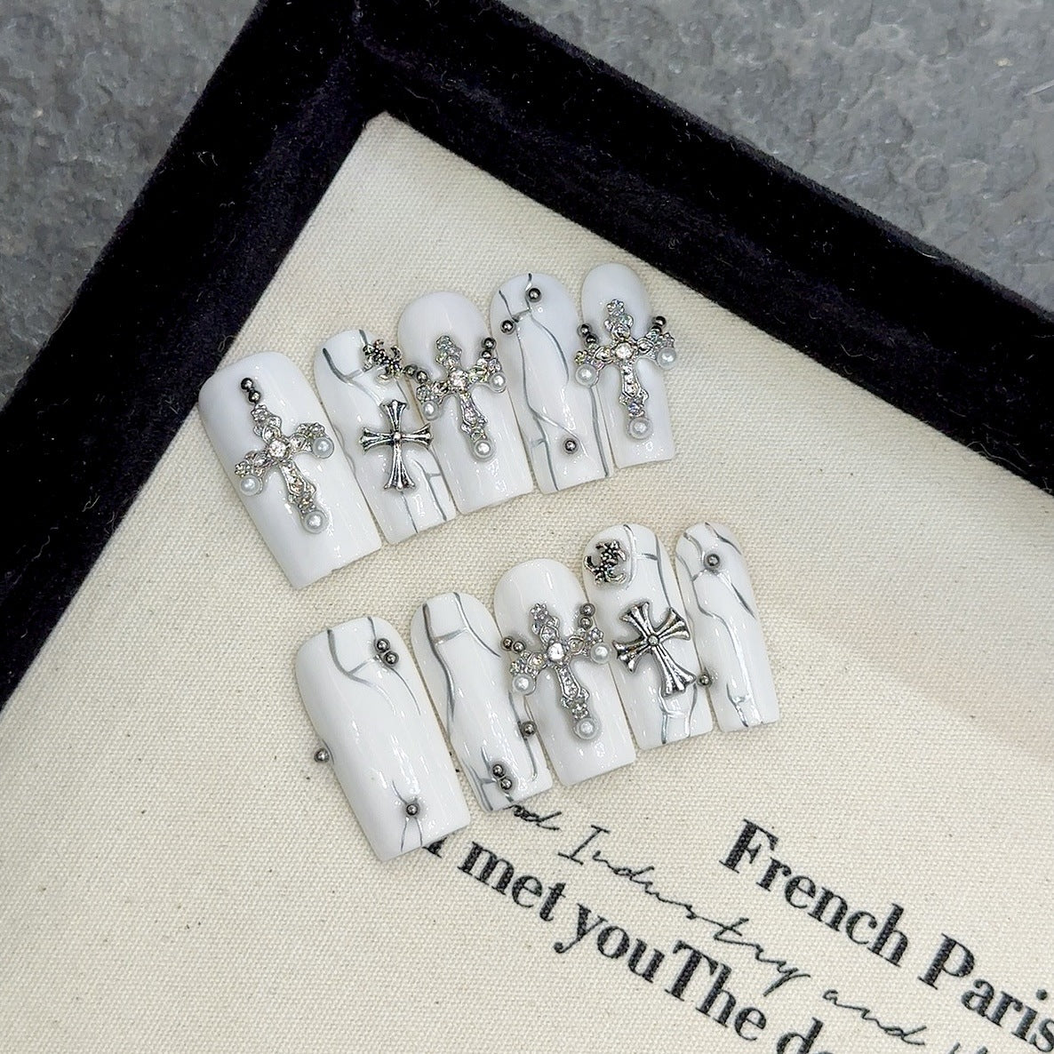 Unhas de guerra, brancas, retangulares, cruz colada, diamante, bola de aço, pintadas à mão, nicho, Spice Girl, unhas postiças, unhas postiças artesanais, arte removível | 365nails