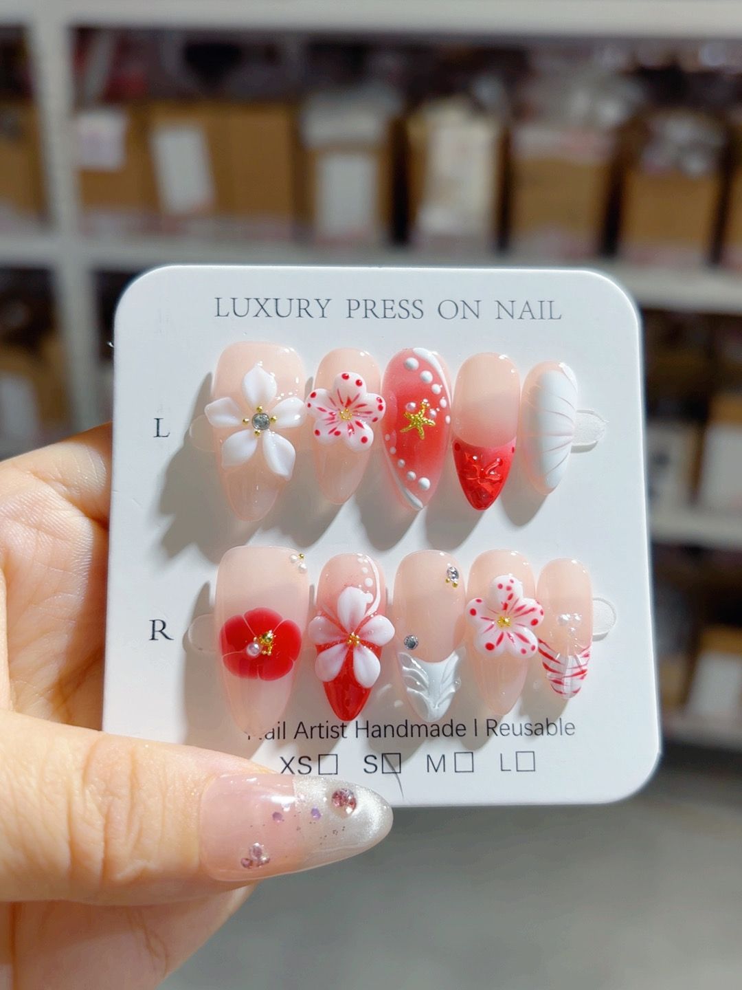 Floral Élégant : "Scarlet Camellia Whisper" – Amande Mi-Long Dégradé Nu et Rouge Press-On Faits Main