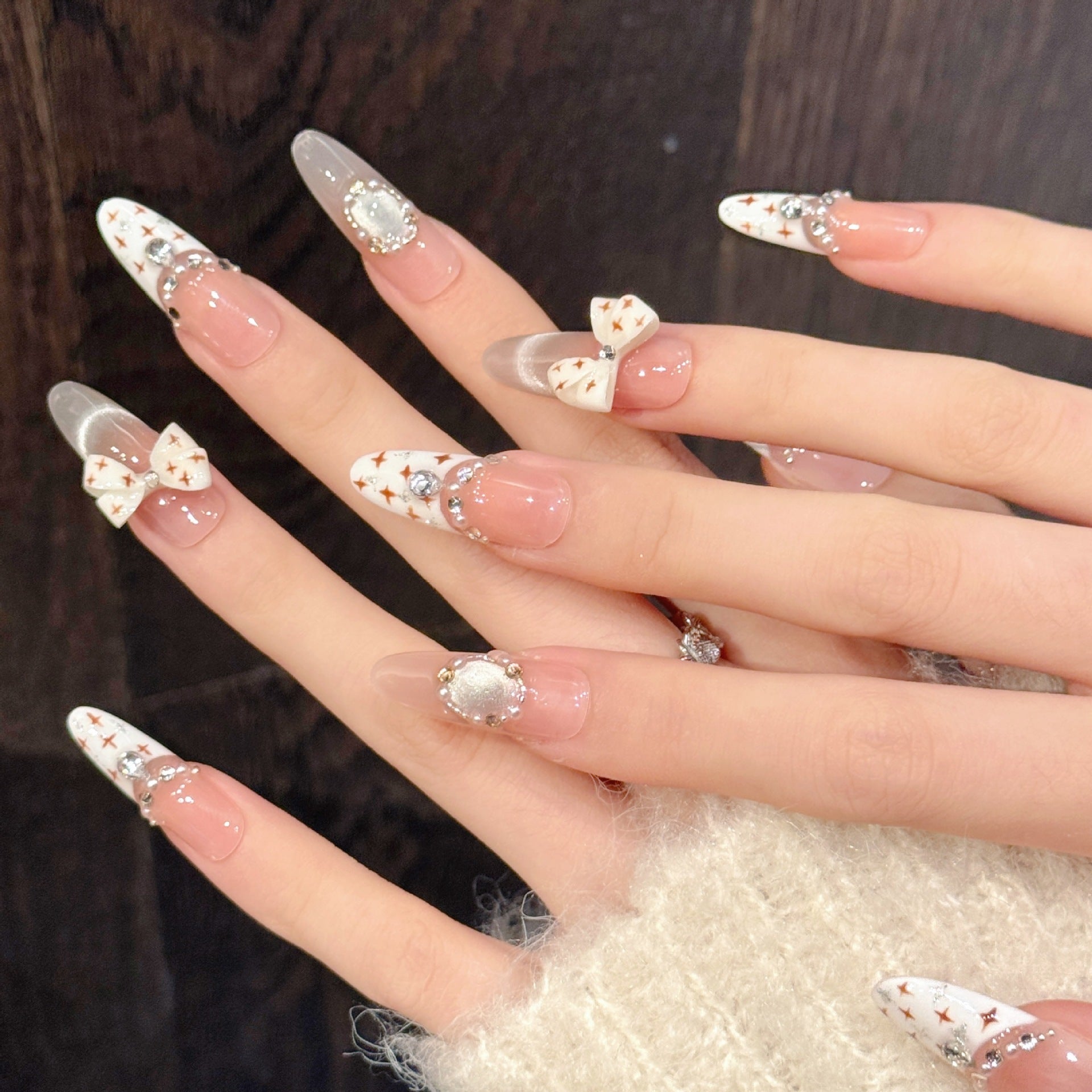 365nails: "Starlight Bow" – Unhas Amêndoas Artesanais com Laço e Cristais 3D