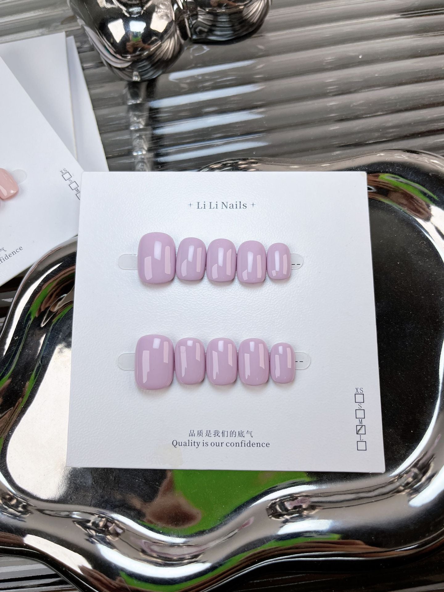 Les essentiels unis — forme ronde courte, mignons — ongles press-on faits main