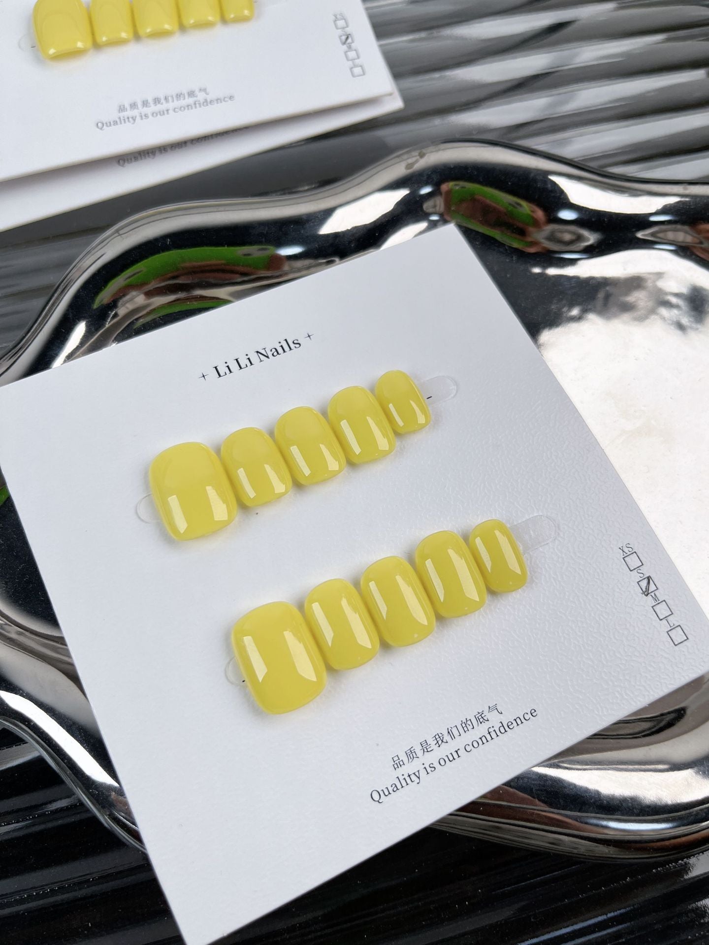 Les essentiels unis — forme ronde courte, mignons — ongles press-on faits main
