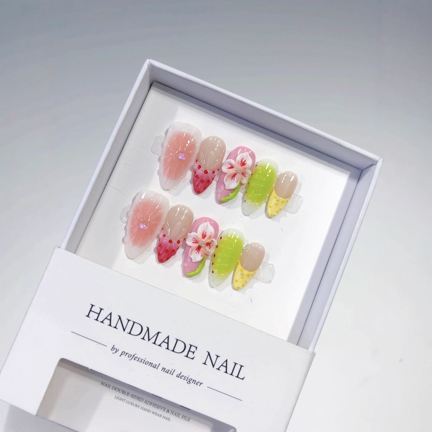 Fruits d'été et fleurs : "Lueur fraise et sakura" – Ongles press-on forme amande faits main
