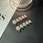365nails: "Romance Sombrio" – Unhas Postiças Artesanais de Amêndoa com Pérolas 3D e Strass