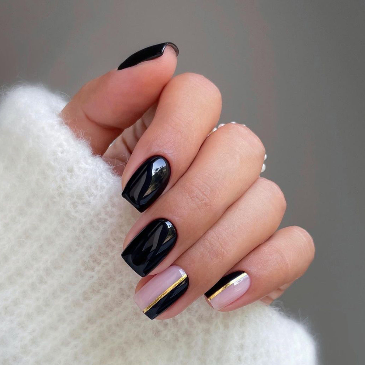 Uñas postizas clásicas de color negro sólido, con diseño de rayas doradas, para manicura, venta al por mayor | 365nails