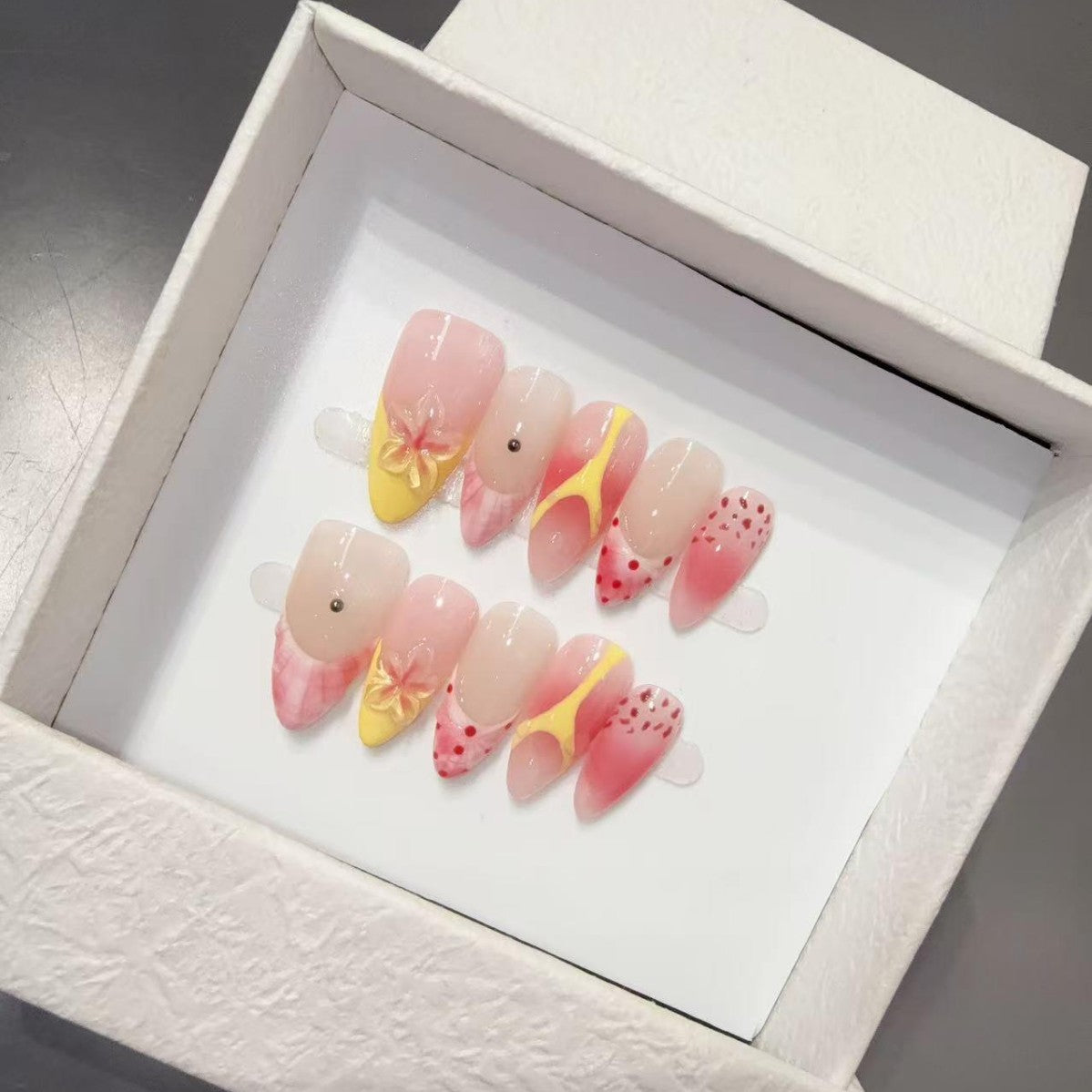 365nails: "Strawberry Milk" – ongles press-on forme amande 3D, motifs cartoon, faits main