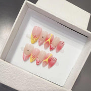 365nails: "Strawberry Milk" – ongles press-on forme amande 3D, motifs cartoon, faits main