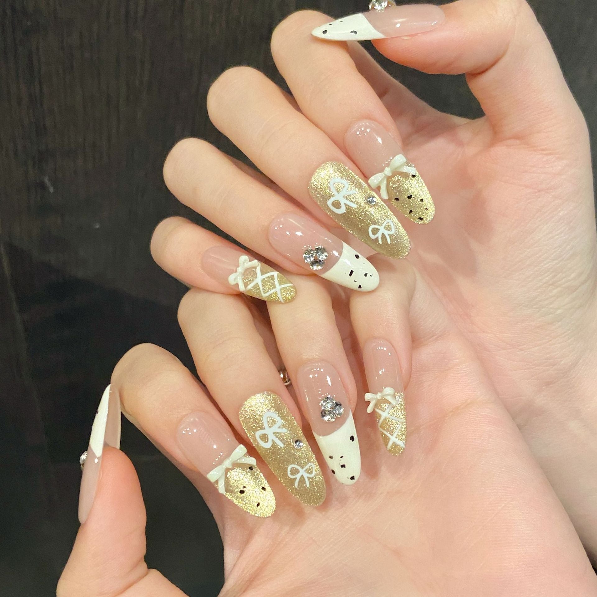365nails: "Golden Bowknot" – 3D 리본 & 글리터 수제 아몬드형 네일