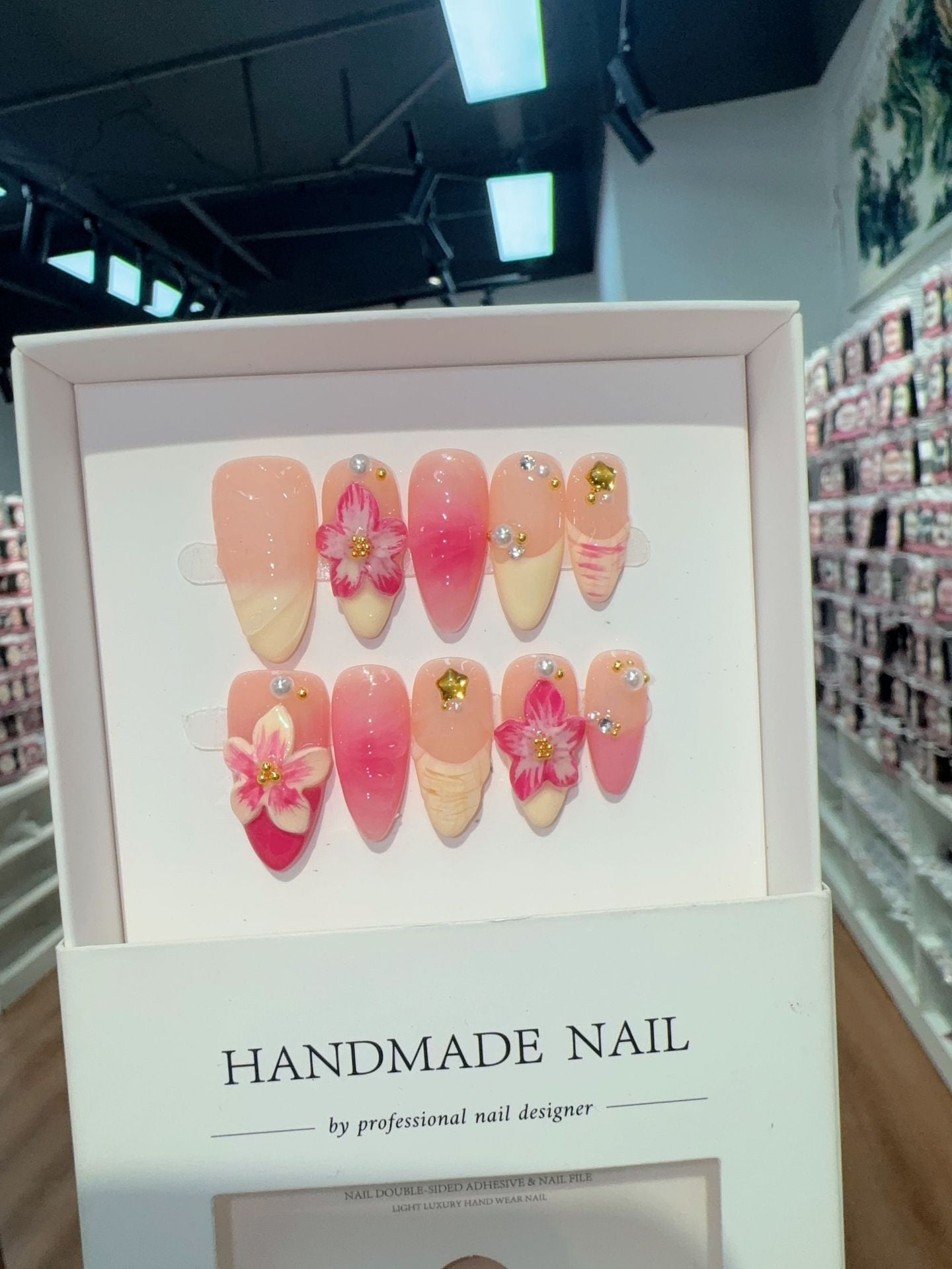 365nails: "피어나는 복숭아" – 3D 플로럴 수제 아몬드형 네일