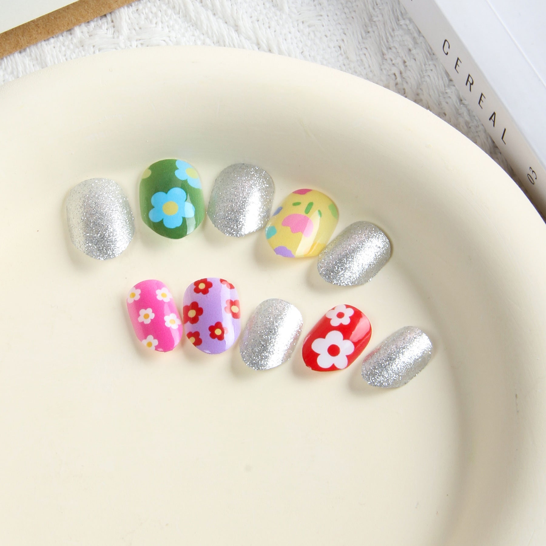 Kids press-on nails 24 pieces of finished nail art patch, silver flower, safe and environmentally friendly