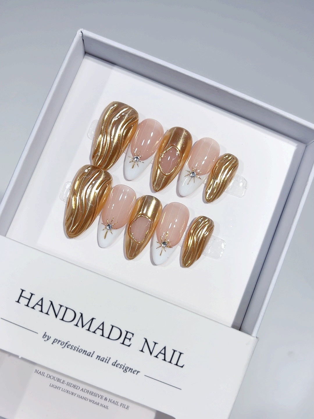 Or liquide : « Vague dorée » – Ongles press-on faits main forme amande
