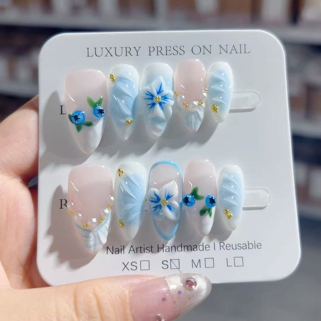 Blueberry Breeze : ongles press-on forme amande — floraison de baies azur