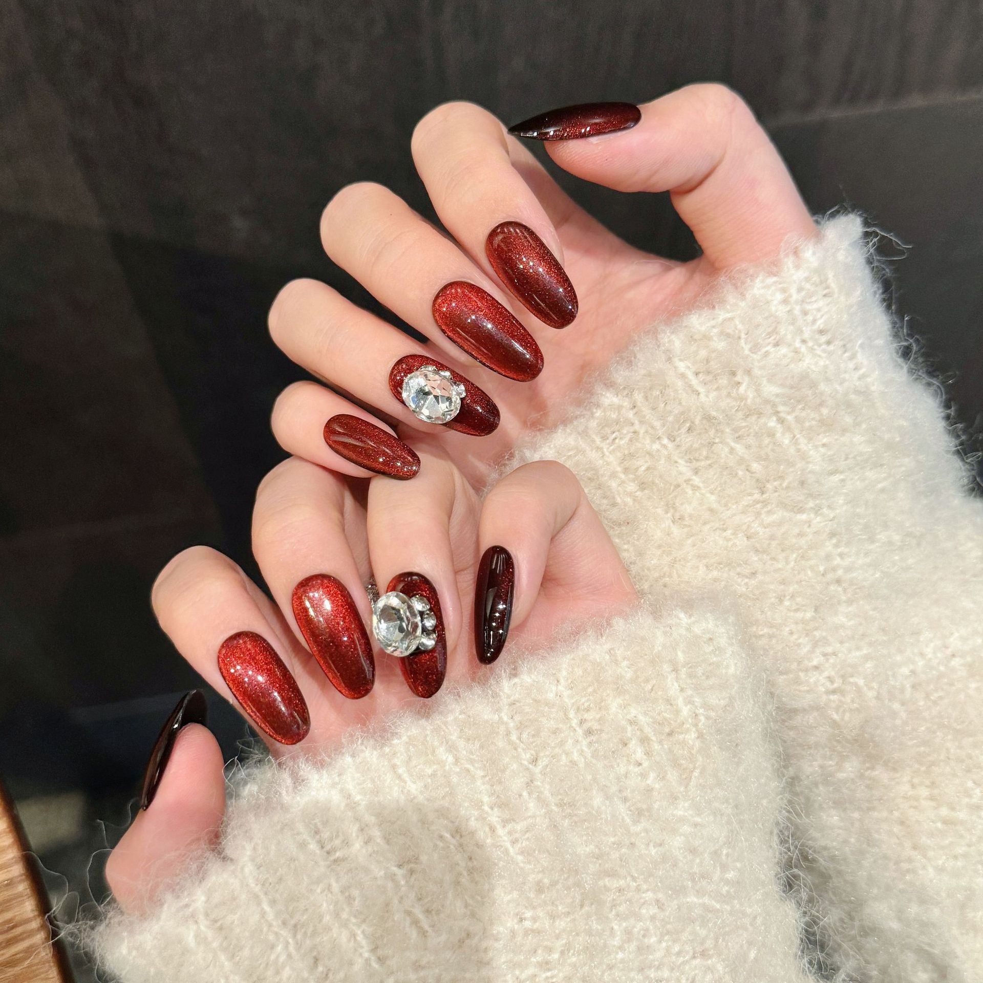 365nails: "Velvet Crush" – Unhas Postiças Artesanais de Amêndoa Média com Efeito Olho de Gato 3D Diamante