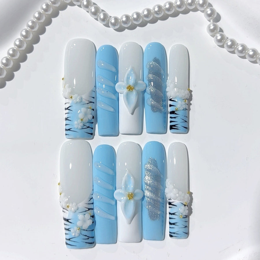 Ongles press-on extra longs élégants avec fleurs bleues et perles