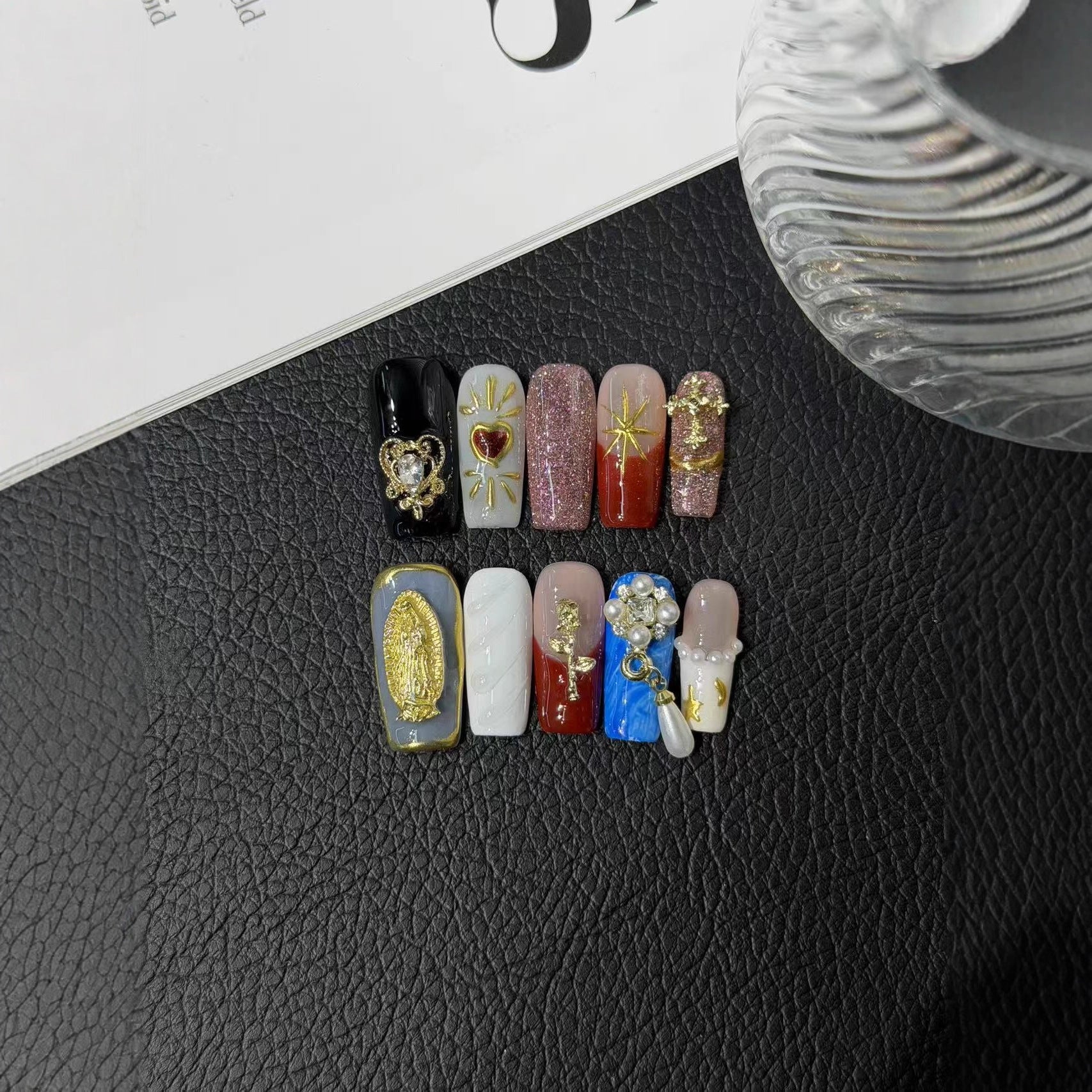 365nails: "임페리얼 골드" – 3D 크리스탈 수제 아몬드형 네일팁