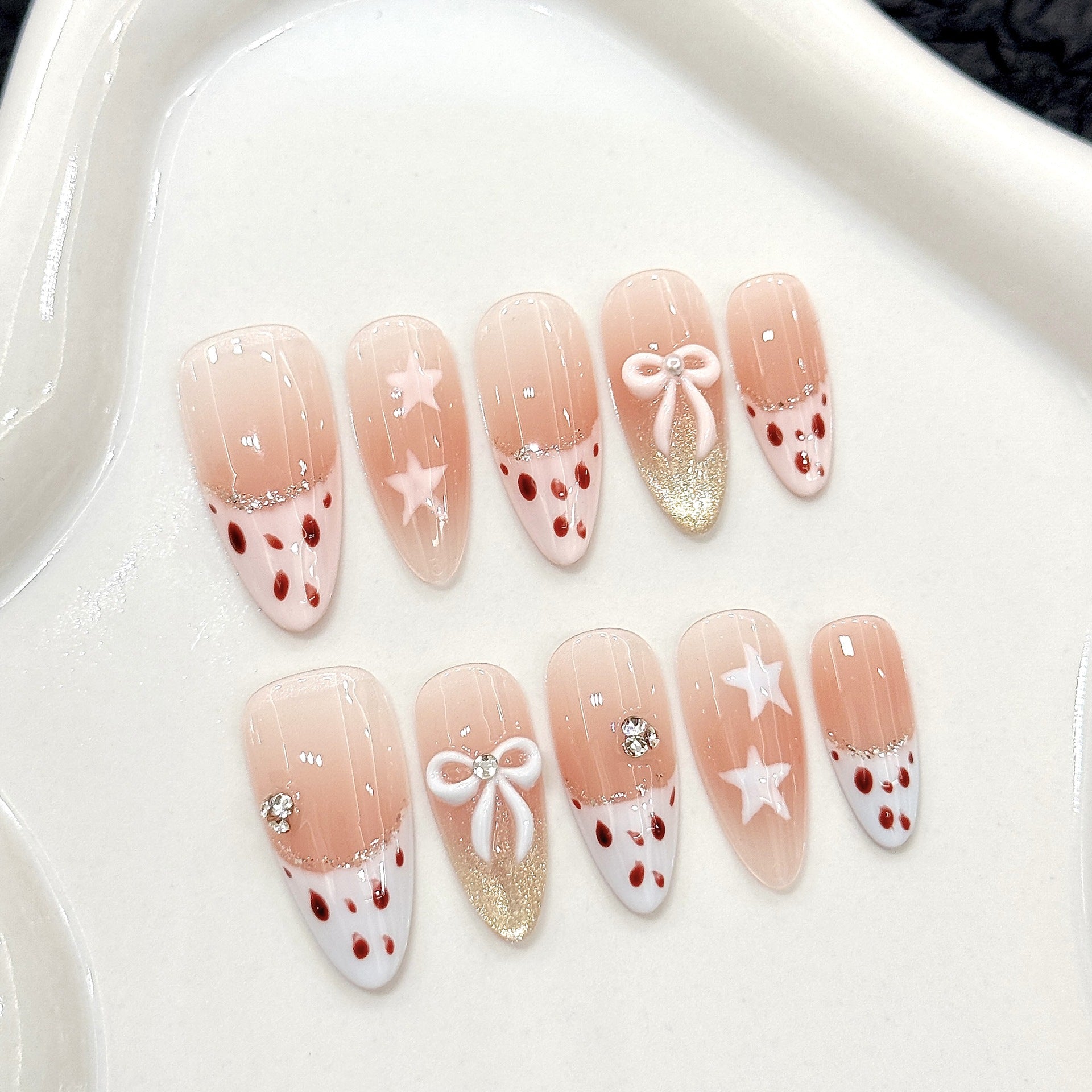365nails : « Milkshake à la fraise » – 3D fraise et nœud, ongles stiletto faits main