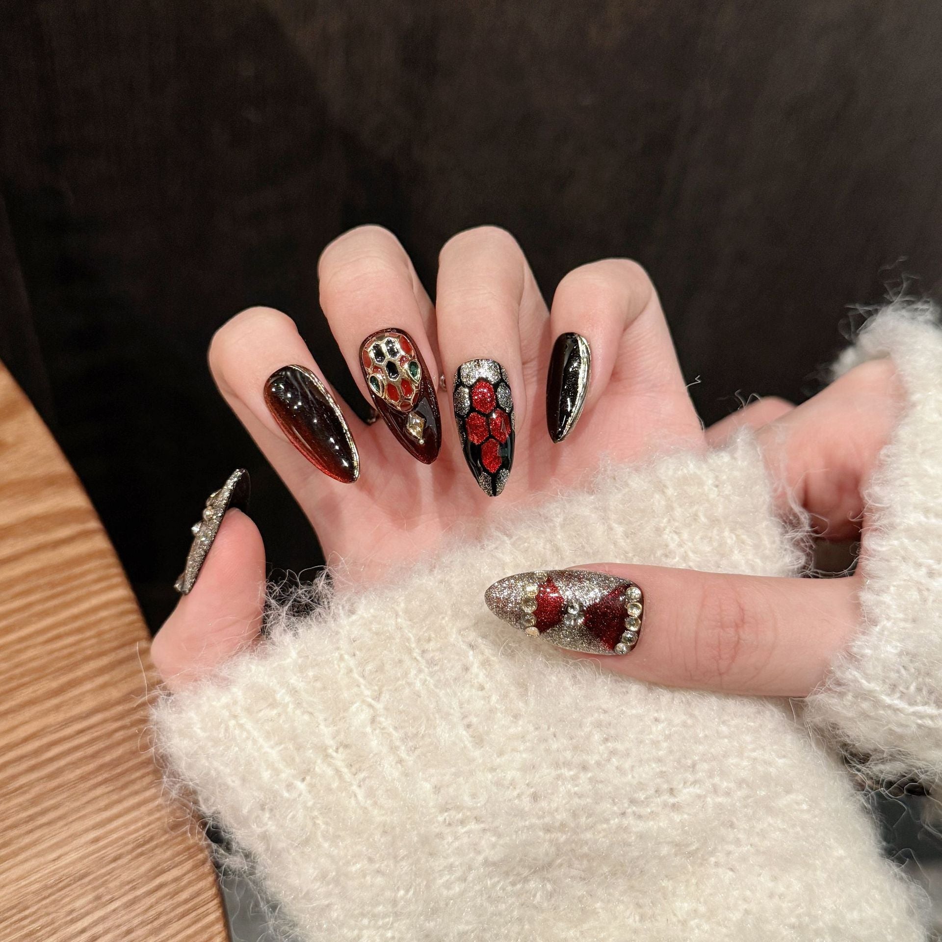 Medusa de llama roja pintada a mano con diseño de serpiente, estilo ojo de gato, estilo Spice Girl, pegatinas removibles para uñas | 365nails
