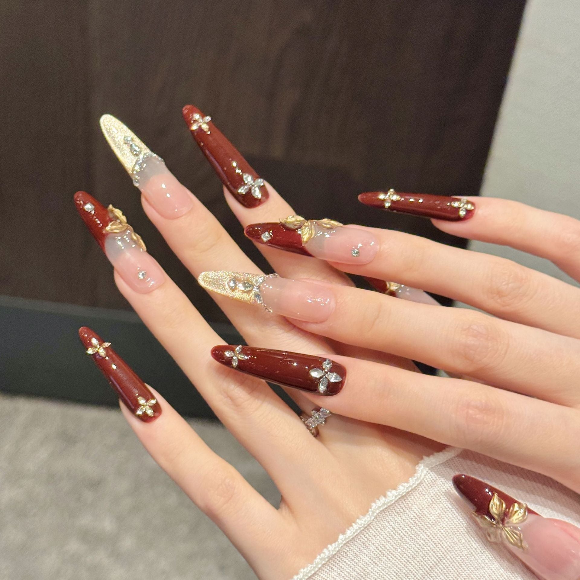 365nails: "Oro Carmesí" – Uñas Stiletto Artesanales con Mariposas 3D y Pedrería