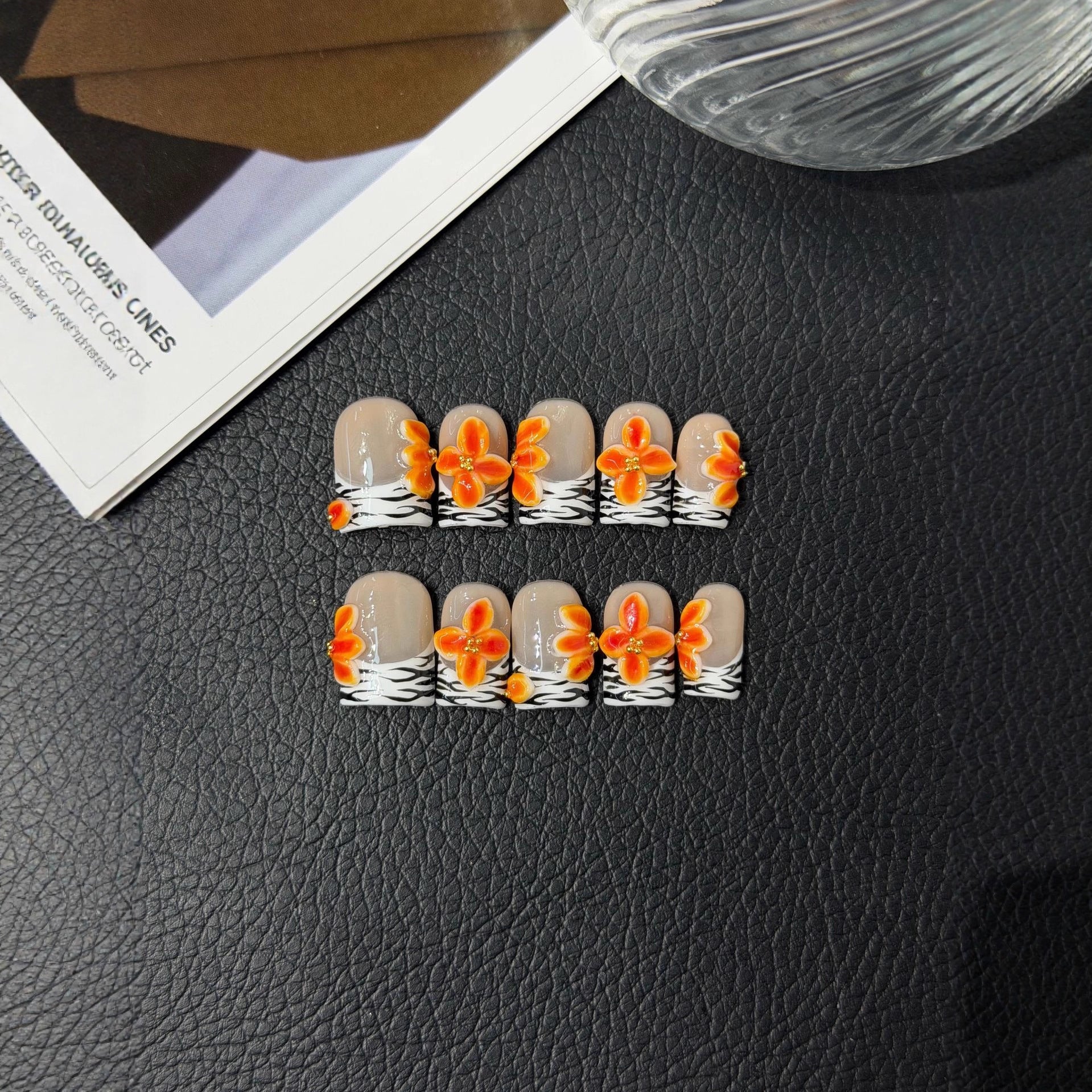 365nails: "Sahara Bloom" – 手工製短款方形穿戴甲，3D 橙色花朵與動物紋路