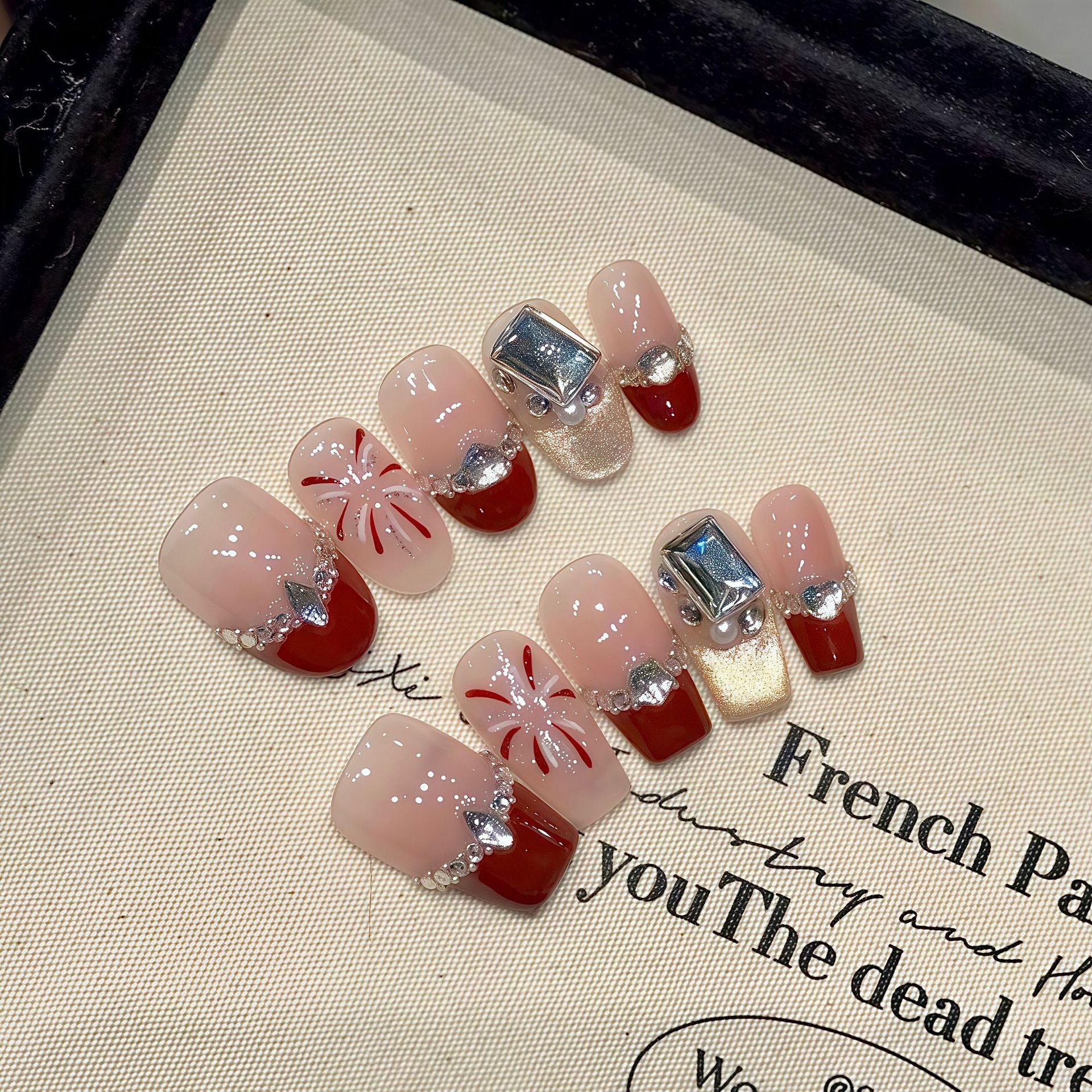 365nails: "Crimson Fireworks" – 3D 寶石與法式尖端 手工製 短款 方形 穿戴甲