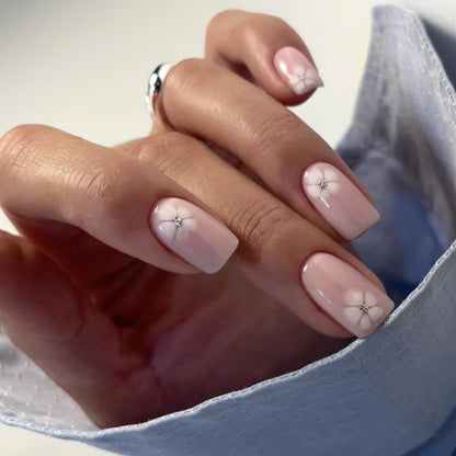 Uñas postizas pequeñas y frescas de verano con diseño de flores blancas sencillas al por mayor | 365nails
