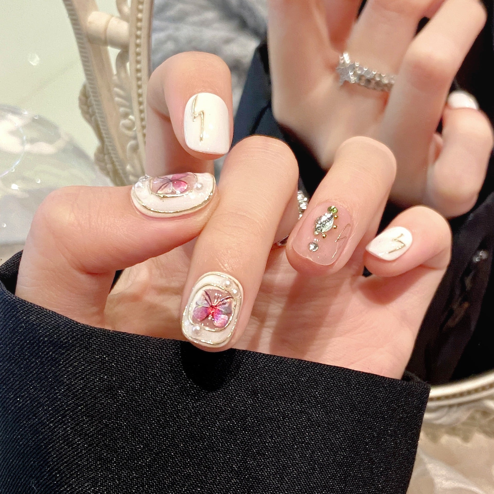 365nails: "Borboleta Dourada" – Unhas Curtas Quadradas Feitas à Mão com Pérolas e Folhas 3D