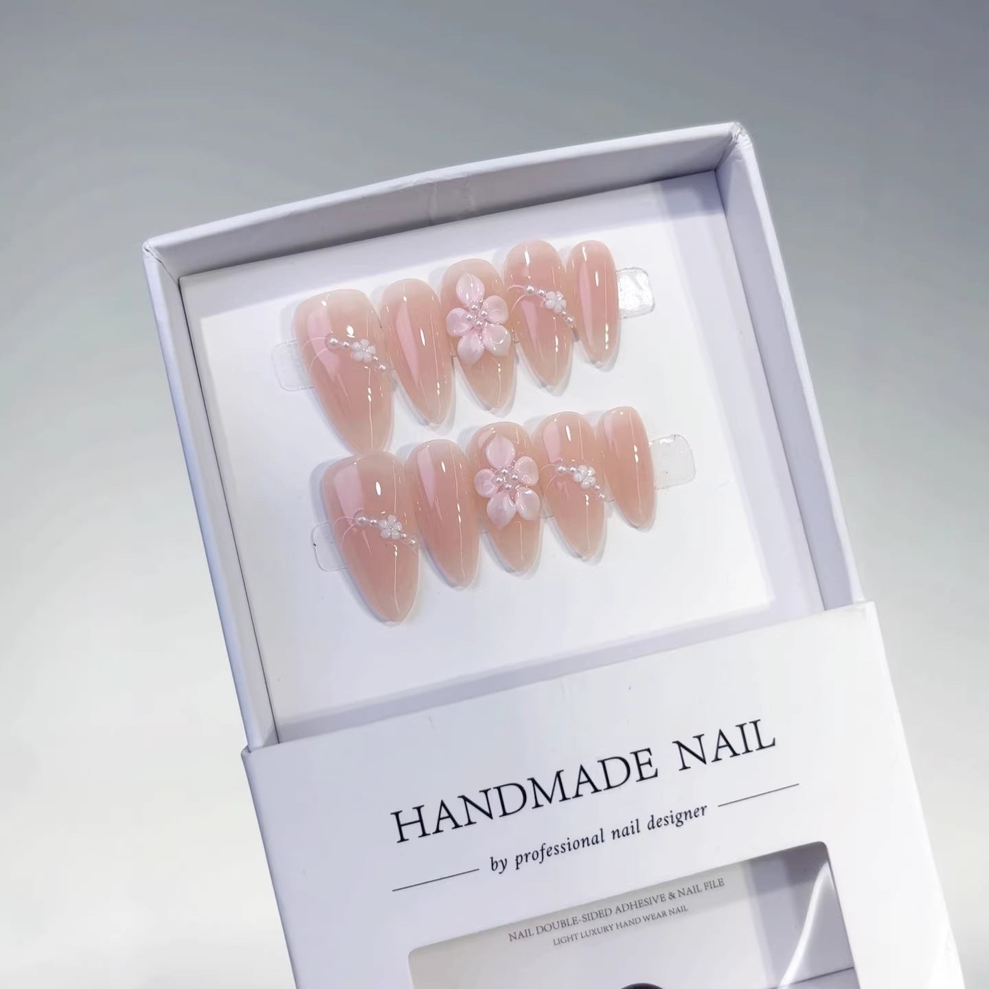 365nails: "블러쉬 사쿠라 체인" – 미디엄 아몬드형 누드-핑크 플로럴 수제 프레스온 네일